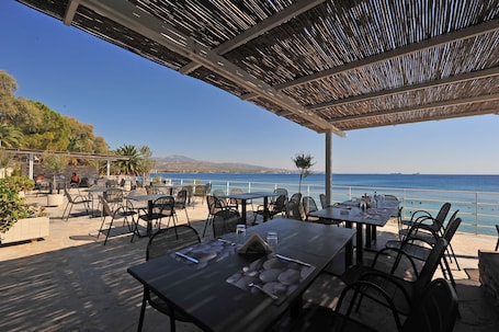 Outdoor dining. Hotel King Saron Club Marmara