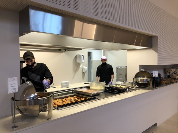 Montaje de bufé con diversos alimentos y utensilios.
