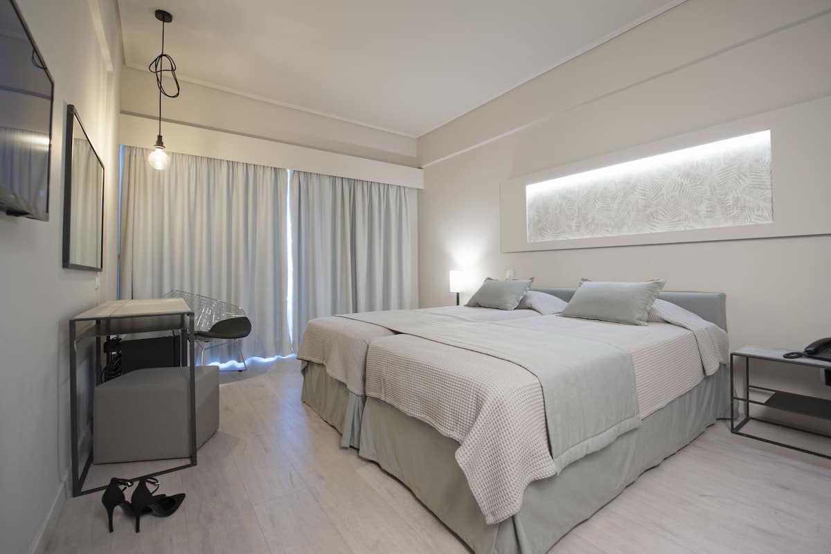 Ropa de cama de alta calidad, caja fuerte, escritorio y cortinas opacas