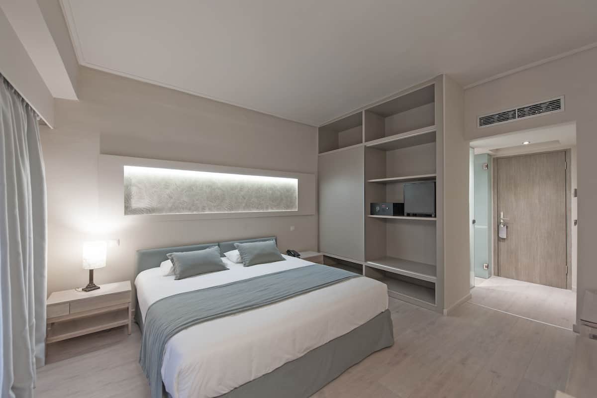 Ropa de cama de alta calidad y caja de seguridad en la habitación