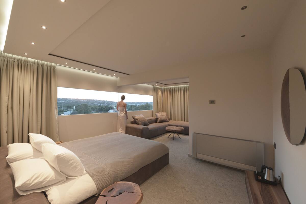 Suite Signature, bañera de hidromasaje, vistas al mar | Ropa de cama de alta calidad, caja fuerte, escritorio y cortinas opacas