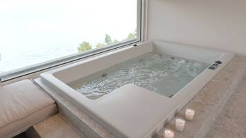 Junior-Doppelzimmer, Whirlpool, Meerblick | Hochwertige Bettwaren, Zimmersafe, Schreibtisch, Verdunkelungsvorhänge