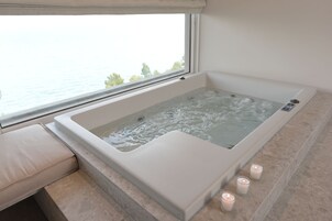 Quarto casal júnior, banheira de hidromassagem, vista para o mar | Roupas de cama premium, cofres nos quartos, escrivaninha