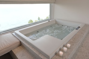 주니어 더블룸, 분사식 욕조, 바다 전망 | 고급 침구, 객실 내 금고, 책상, 암막 커튼