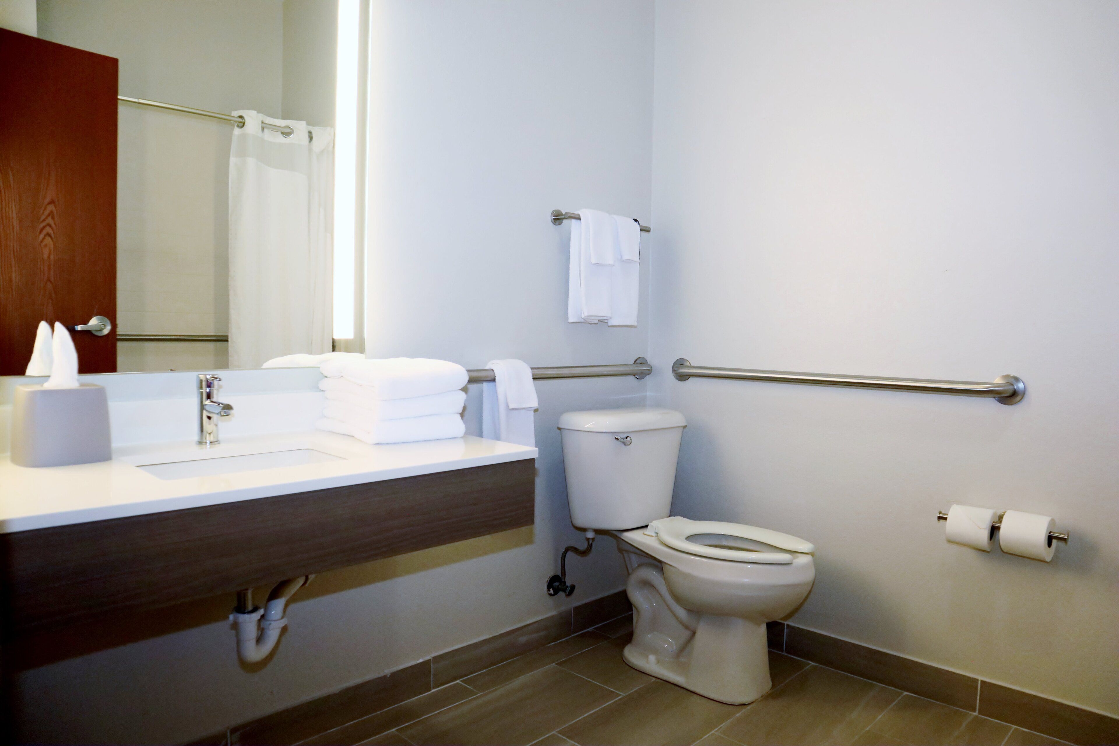 combined shower/bathtub, rainfall showerhead, hair dryer, towels