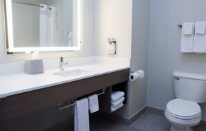 Duschwanne, Regendusche, Haartrockner, Handtücher