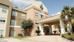 Hotel amb un disseny modern, que destaca per un vestíbul cobert i una façana de maó.