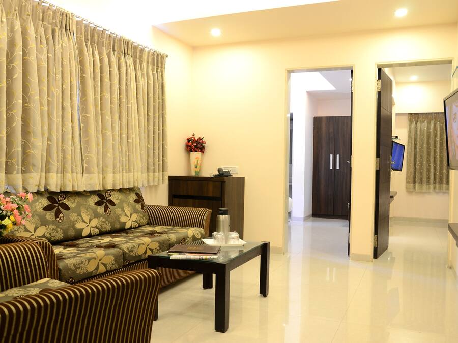 Family Suite (AC) | Living area