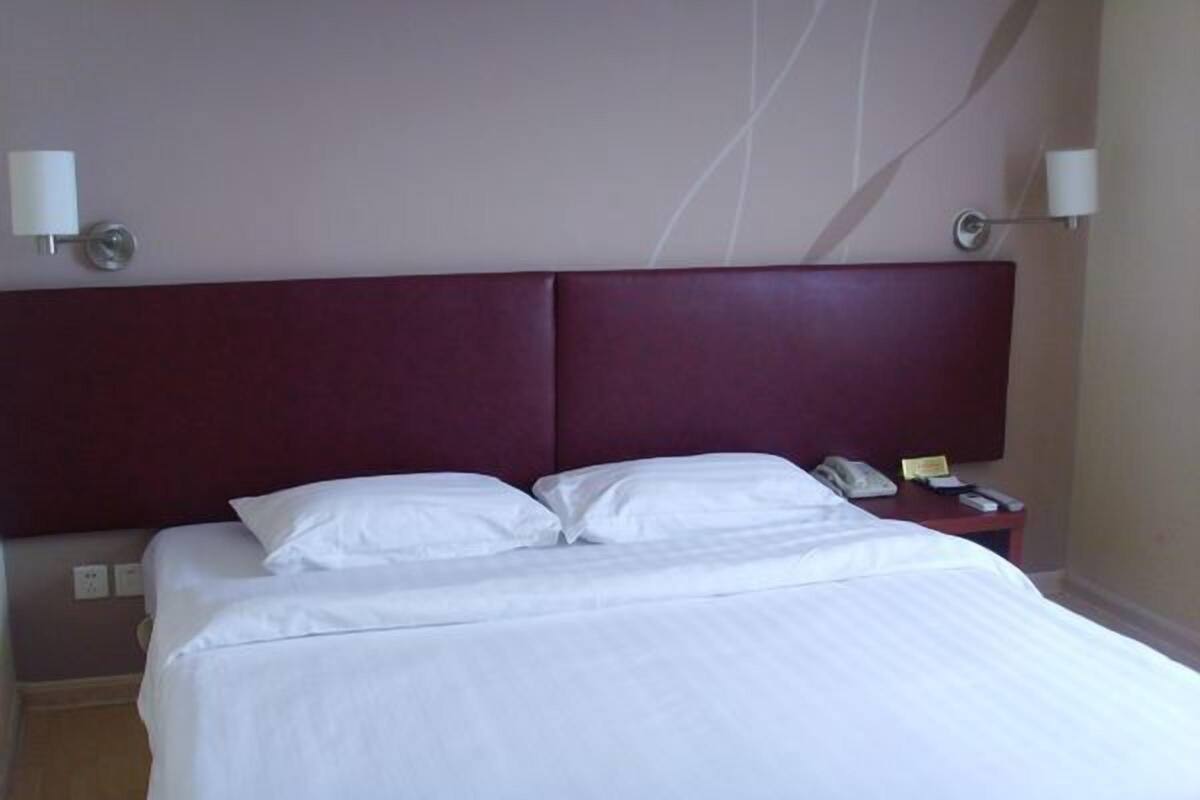Economy Room, 1 King Bed | Desk, blackout drapes