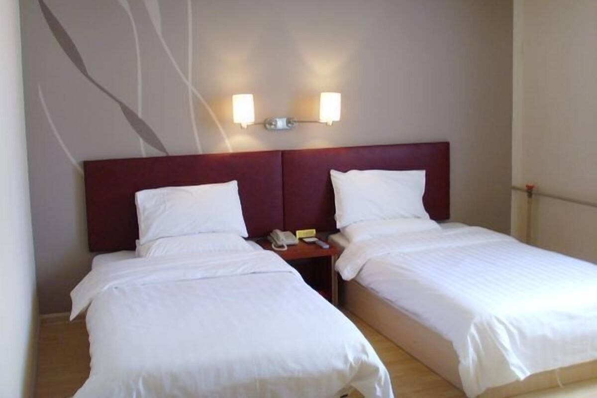 Standard Room, 2 Twin Beds | Desk, blackout drapes