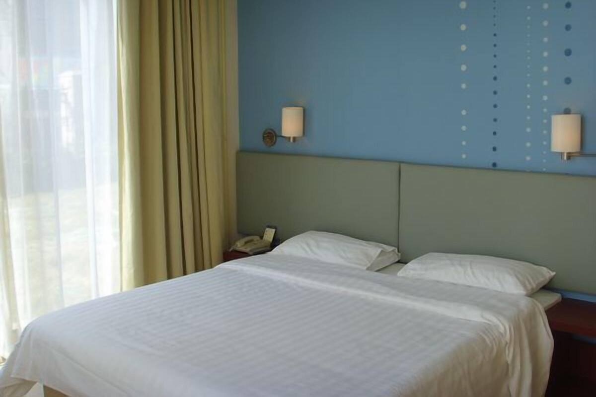 Standard Room, 1 King Bed | Desk, blackout drapes