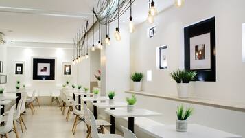 Desayuno continental diario (USD 8 por persona)