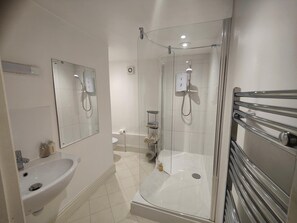 Suite, Ensuite | Bathroom - Manor Farm Bed & Breakfast (Chippenham)