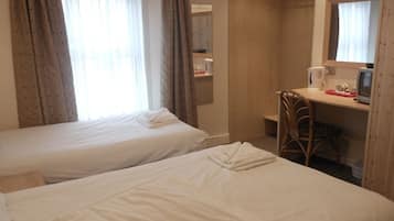 Chambre Double ou avec lits jumeaux, salle de bains attenante | Bureau, fer et planche Ă  repasser, Wi-Fi gratuit, draps fournis