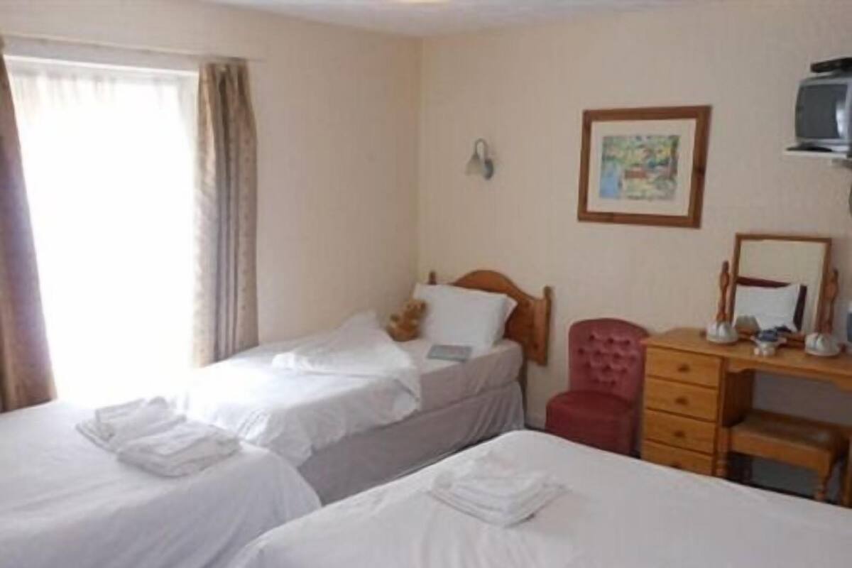 Family Room, Ensuite | Desk, iron/ironing board, free WiFi, bed sheets