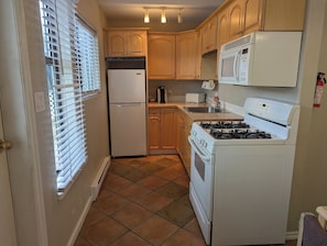 Private kitchen - Summerland Motel (Summerland)