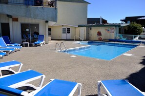 Piscina externa sazonal, espreguiçadeiras