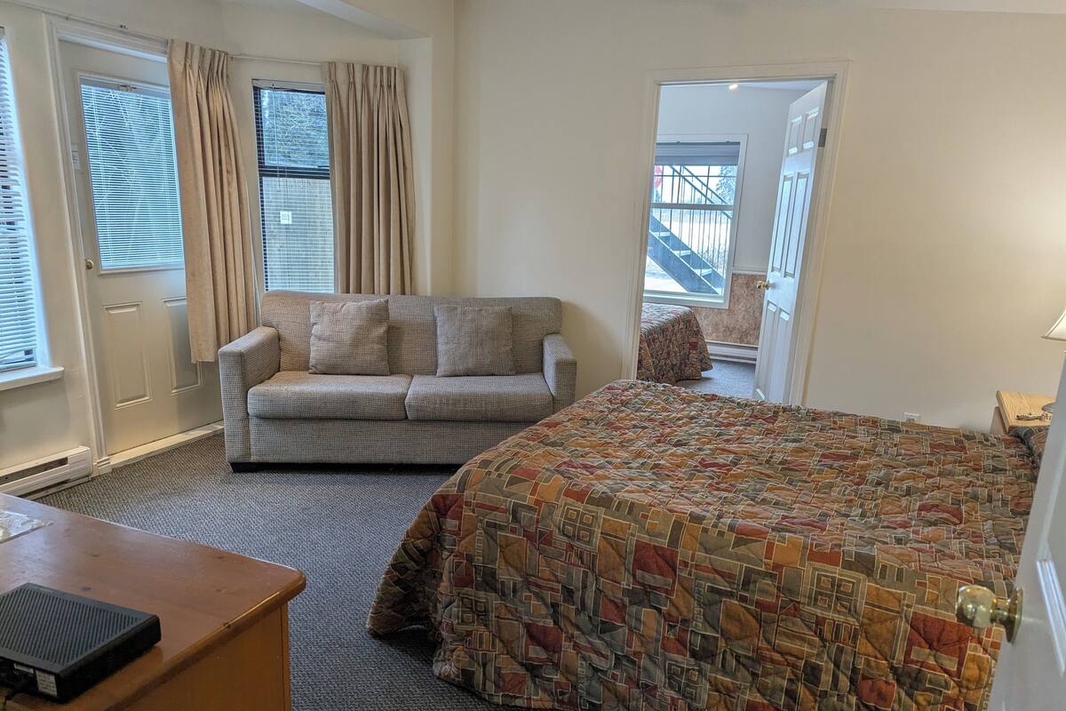 Family Suite, 3 Bedrooms | Pillowtop beds, soundproofing, iron/ironing board, WiFi (free)