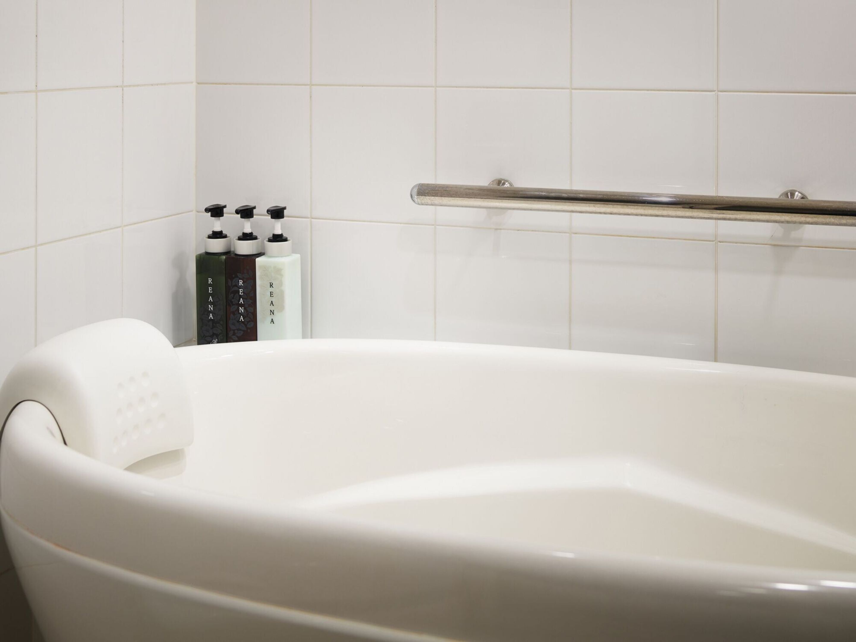 combined shower/bathtub, free toiletries, hair dryer, slippers