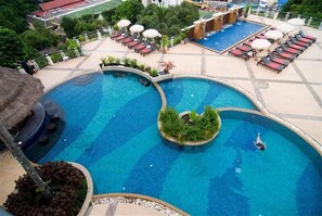 3 outdoor pools - White Peach Hotel (PHUKET)
