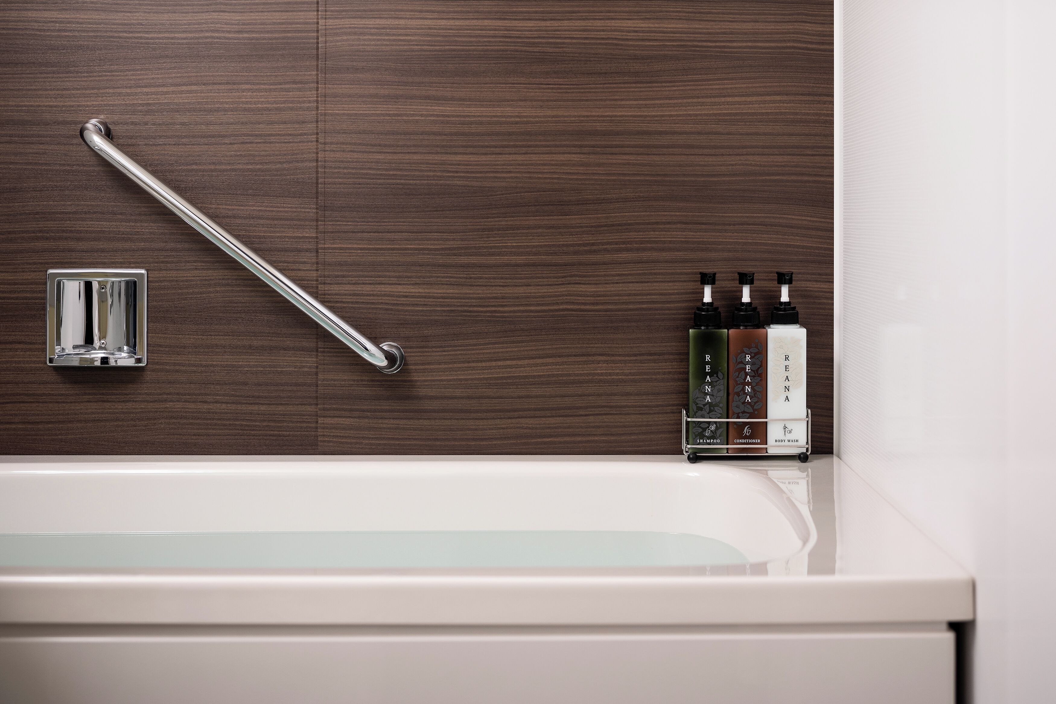 combined shower/bathtub, deep-soaking bathtub, free toiletries