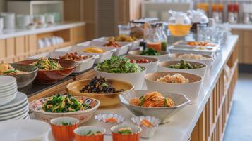 Daily buffet breakfast (JPY 2200 per person)