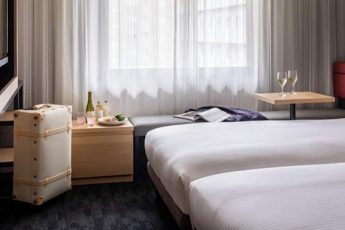 Sengetøy av topp kvalitet, dundyner, safe på rommet og blendingsgardiner