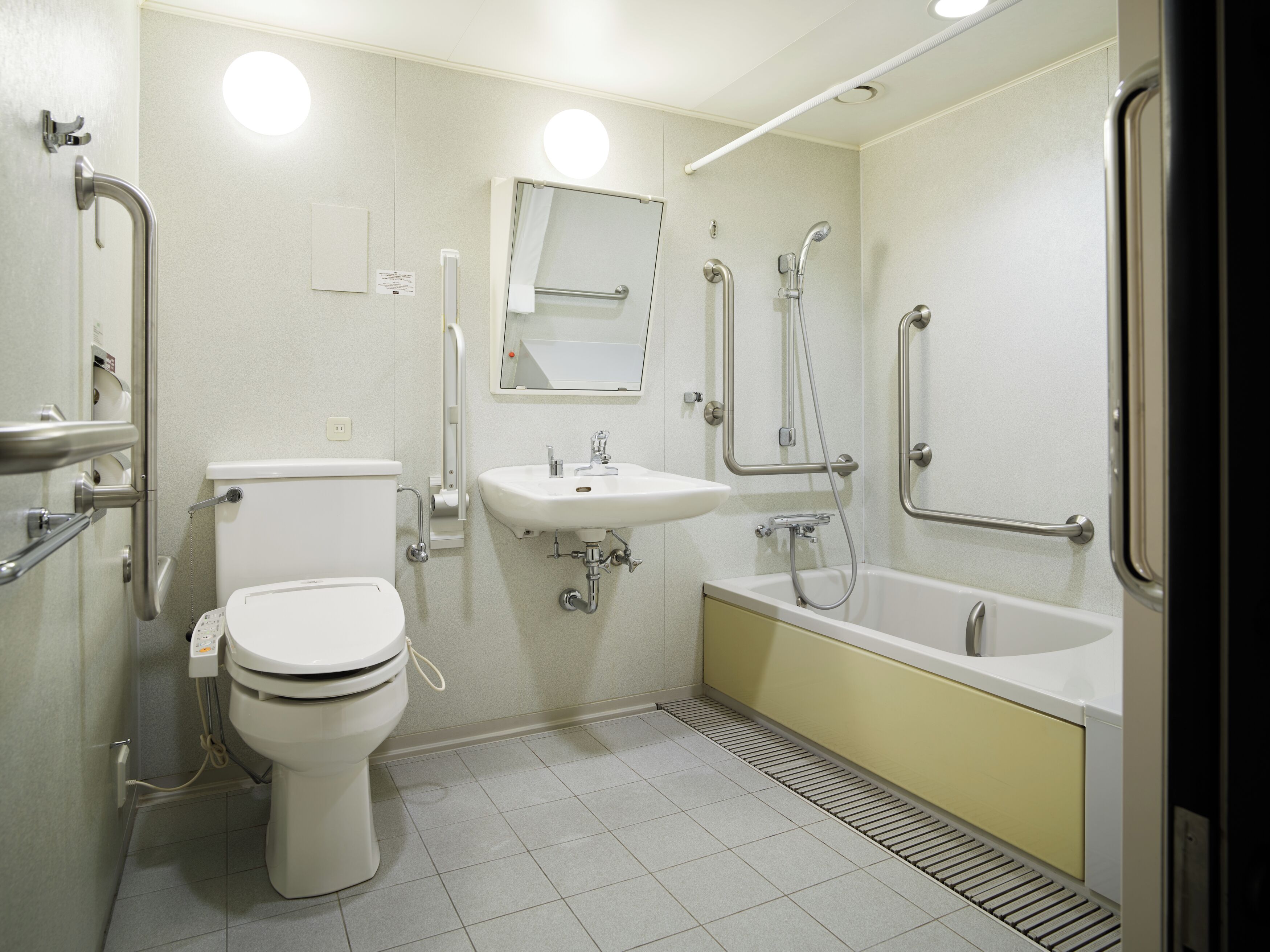accessible , 2 beds, non smoking | bathroom | combined shower/bathtub, deep-soaking bathtub, free toiletries