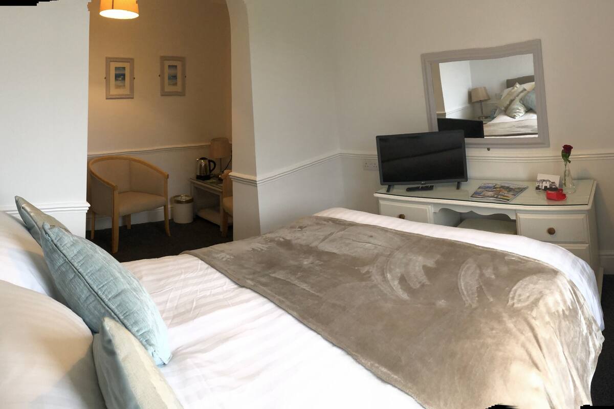 1 bedroom, hypo-allergenic bedding available, desk, laptop workspace