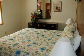 Standard Triple Room, Private Bathroom (King/Twin Suite) | 1 bedroom, free WiFi, bed sheets - Jenny's Country Manor (Red Hook)