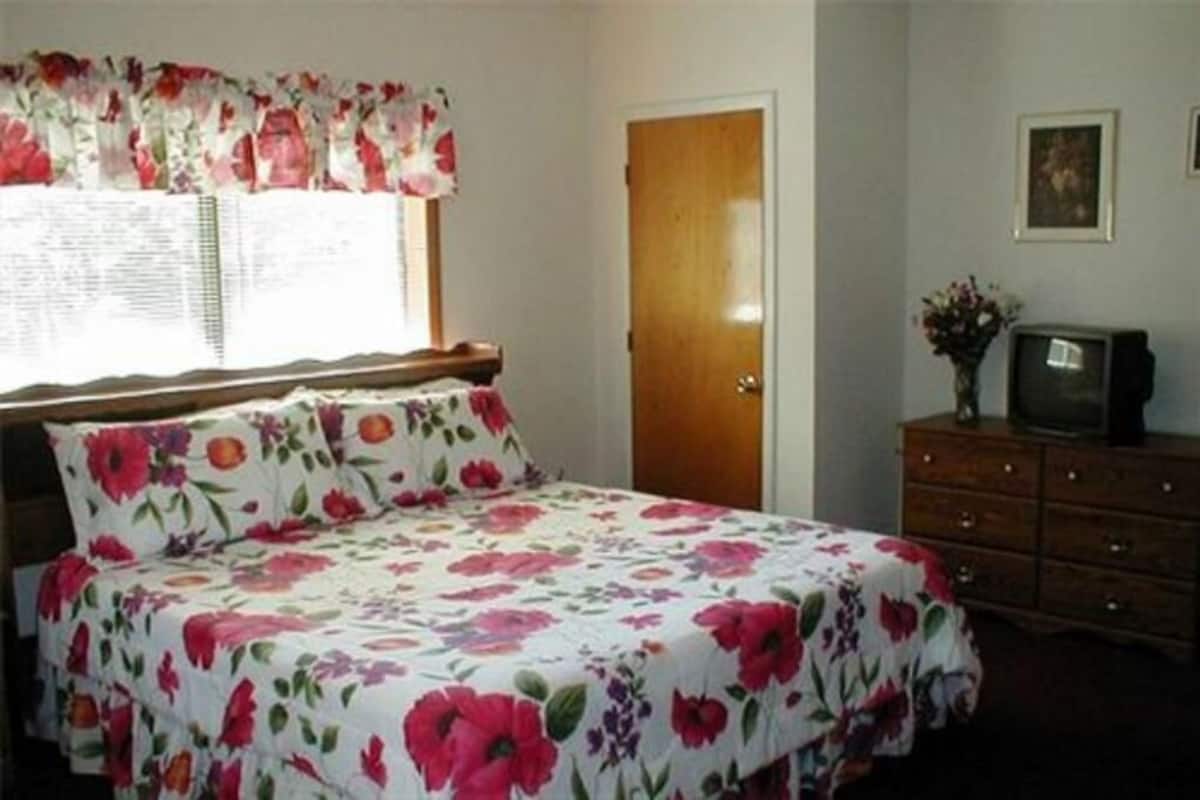 Double Room, Private Bathroom | 1 bedroom, free WiFi, bed sheets