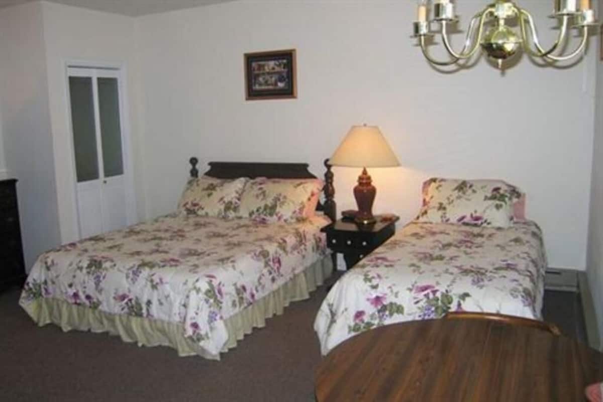 Standard Twin Room, Private Bathroom | 1 bedroom, free WiFi, bed sheets