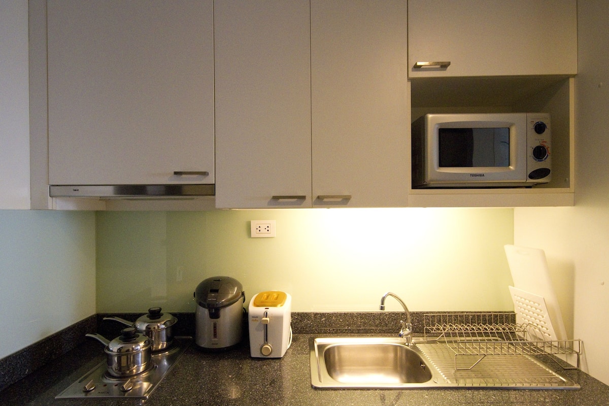 fridge, microwave, stovetop, electric kettle