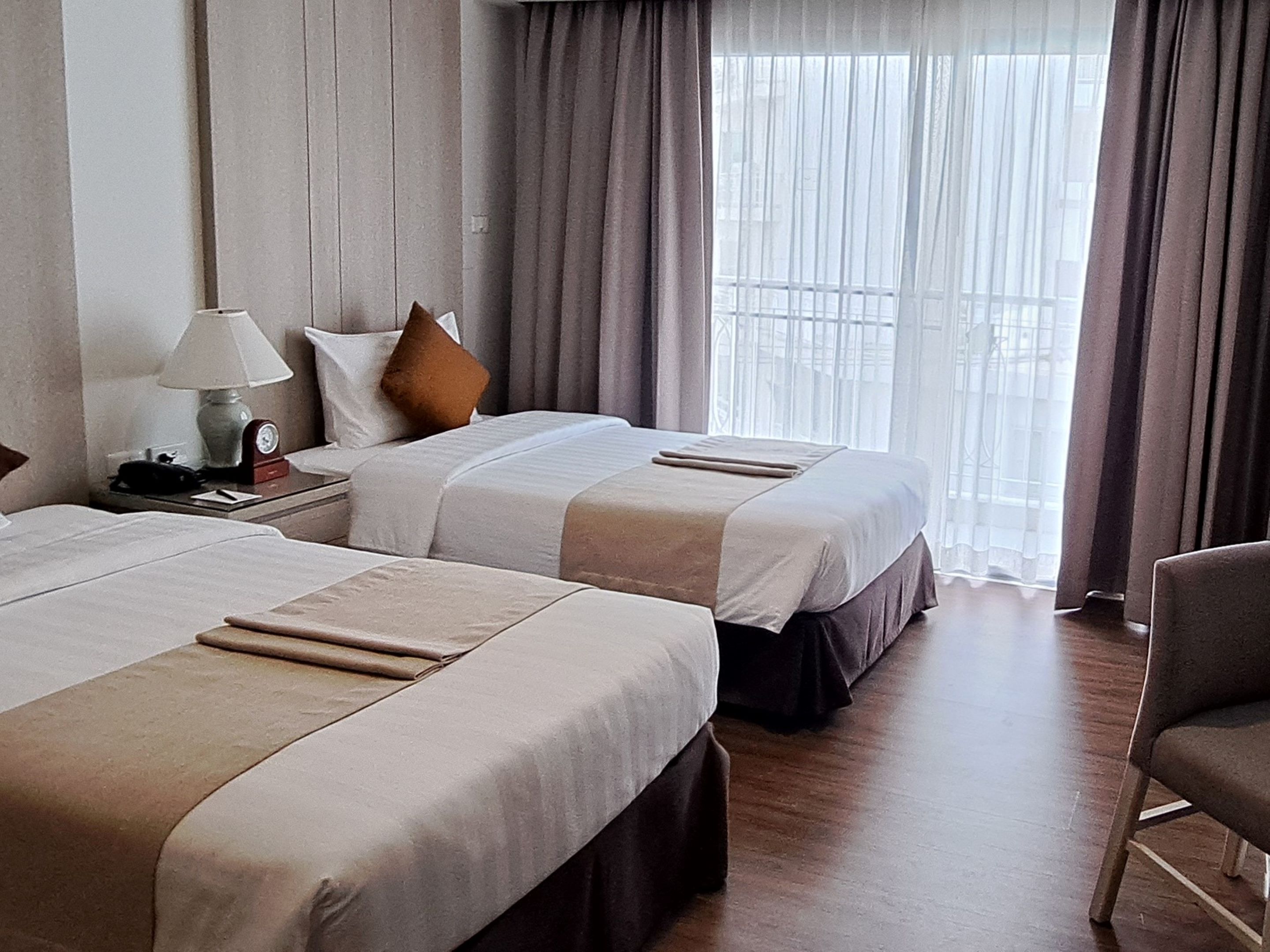 deluxe studio | minibar, in-room safe, individually decorated, desk