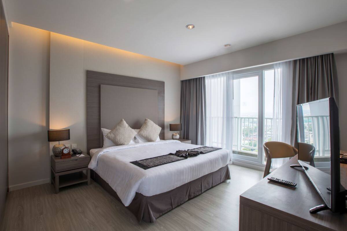 one bedroom suite | minibar, in-room safe, individually decorated, desk