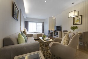 32-inch LCD TV with satellite channels, TV, DVD player - Cape Racha Hotel (Si Racha)