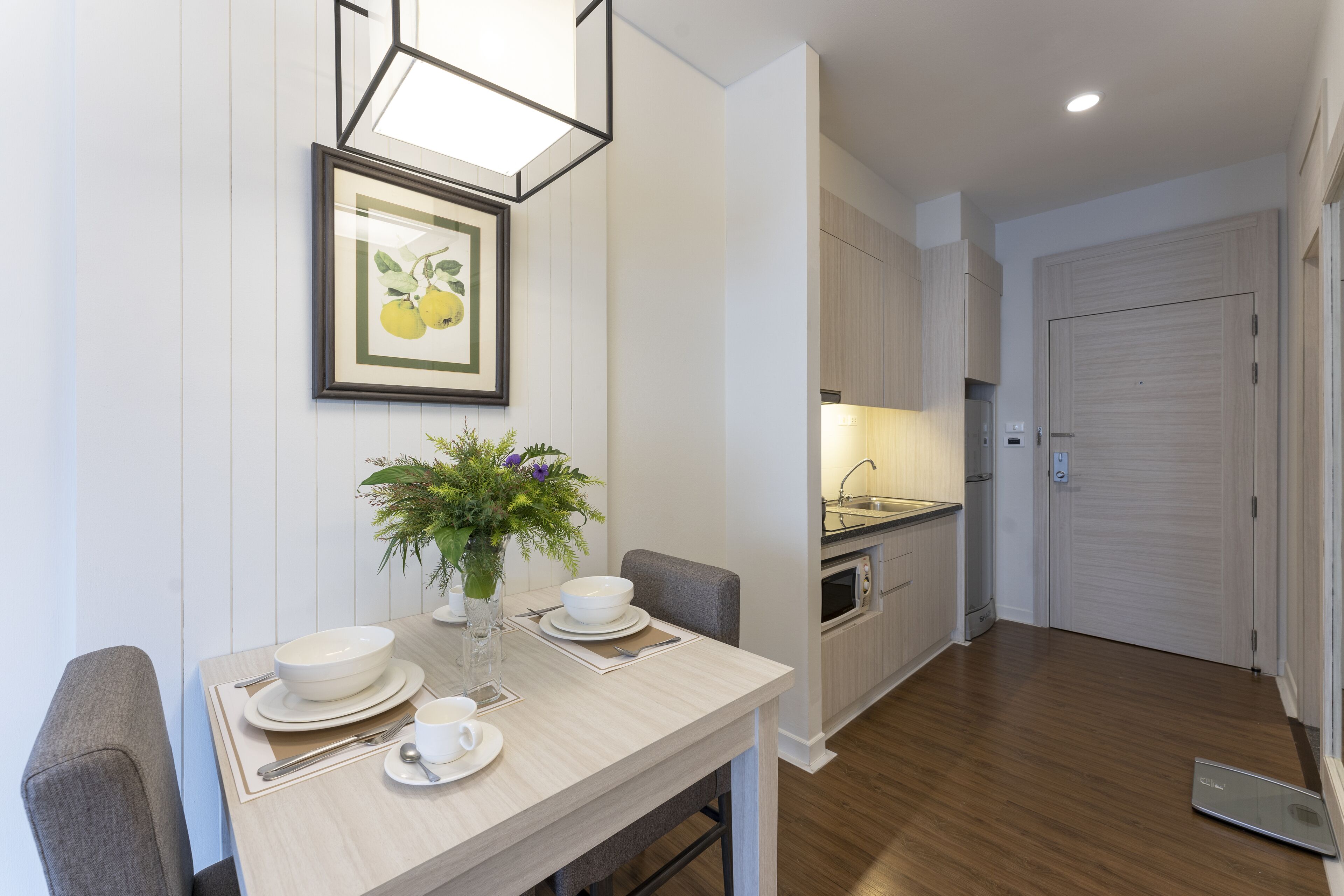 deluxe studio | in-room dining