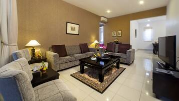 Suite familiar, 2 habitaciones | 1 habitación, escritorio y espacio para trabajar con laptop