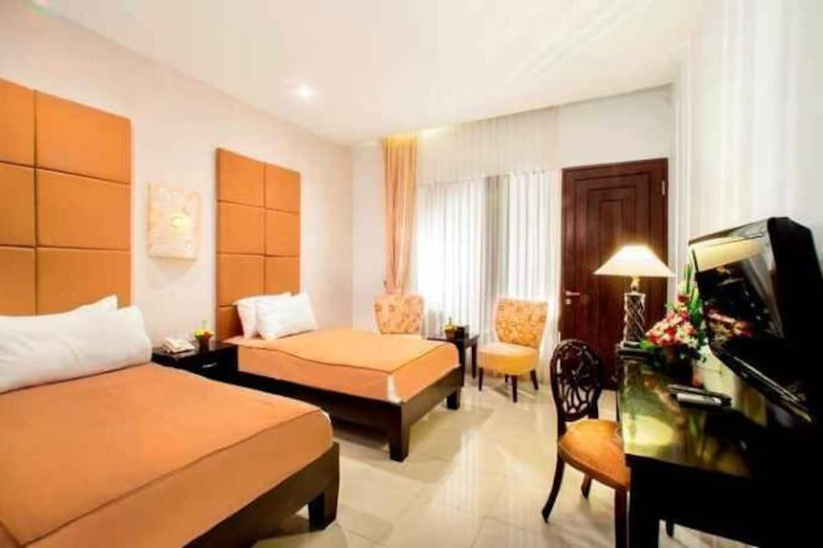 Desk, laptop workspace, soundproofing, cribs/infant beds