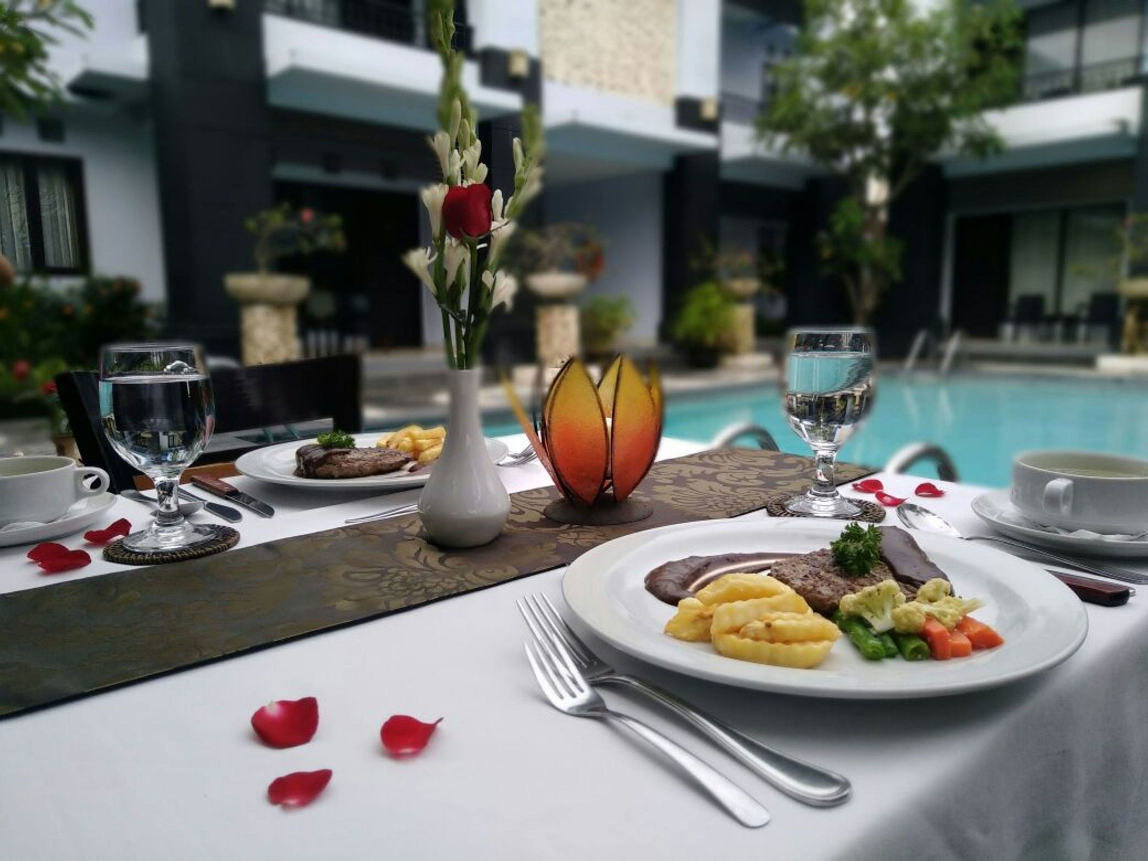 Breakfast, lunch and dinner served