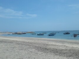 靠近海滩、白沙