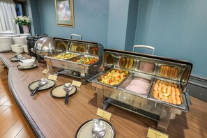 Daily cooked-to-order breakfast (THB 180 per person)