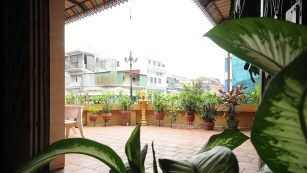 A courtyard with potted plants and a bench, surrounded by buildings. - Dara Reang Sey Hotel Phnom Penh (Phnom Penh)