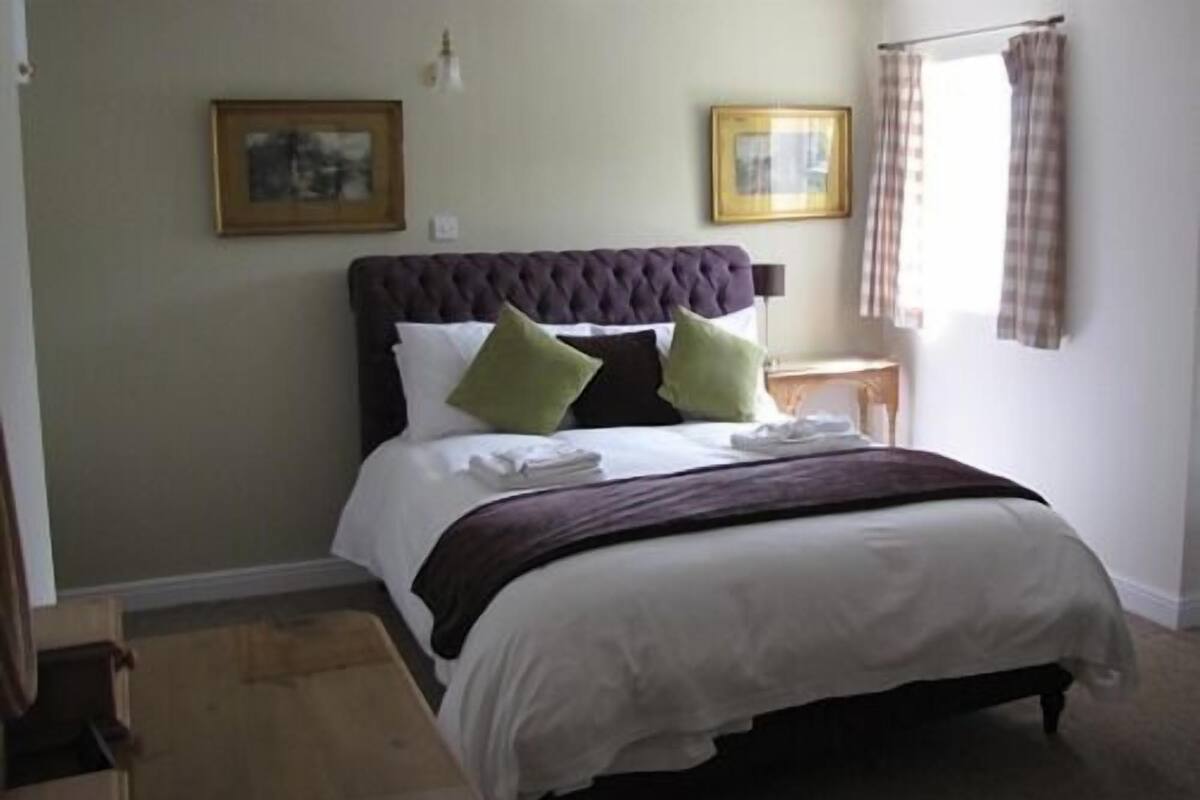 Luxury Room, 1 King Bed, Ensuite | In-room safe, iron/ironing board (on request), WiFi (free)