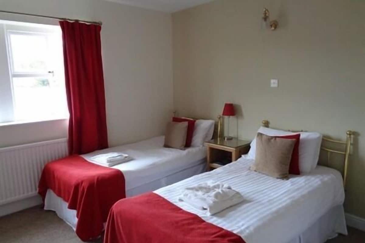 Twin Room, Ensuite | In-room safe, iron/ironing board (on request), WiFi (free)