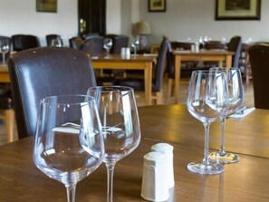 아침 식사, 점심 식사 및 저녁 식사 제공