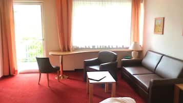 Superior Triple Room, 1 Katil Ratu (Queen), Accessible, Non Smoking | Peralatan tempat tidur premium, bar mini, peti besi dalam bilik, meja