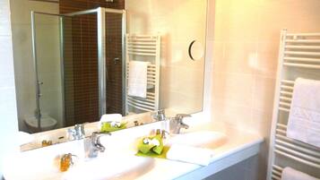 Shower, free toiletries