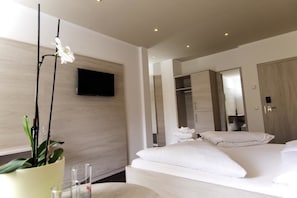 Dobbeltrom – comfort, 1 queensize-seng, tilgjengelighetstilpasset, ikke-røyk | Sengetøy av topp kvalitet, minibar, safe på rommet og skrivebord