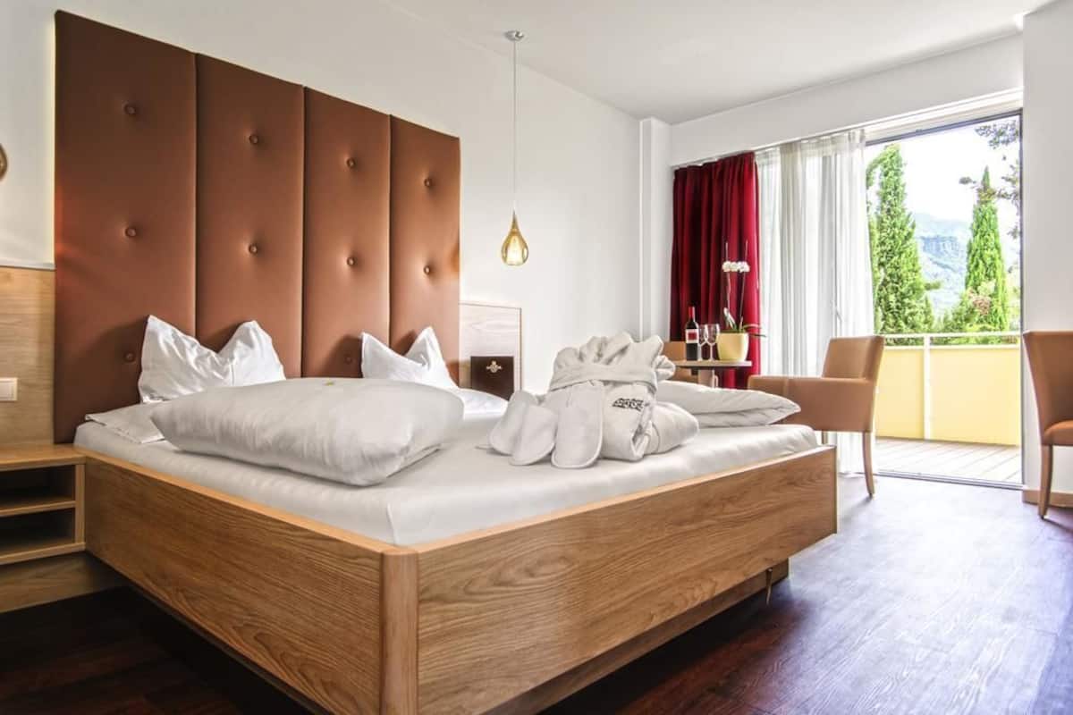 Comfort tweepersoonskamer, 1 queensize bed, toegankelijk voor mindervaliden, niet-roken | Luxe beddengoed, een minibar, een kluis op de kamer, een bureau